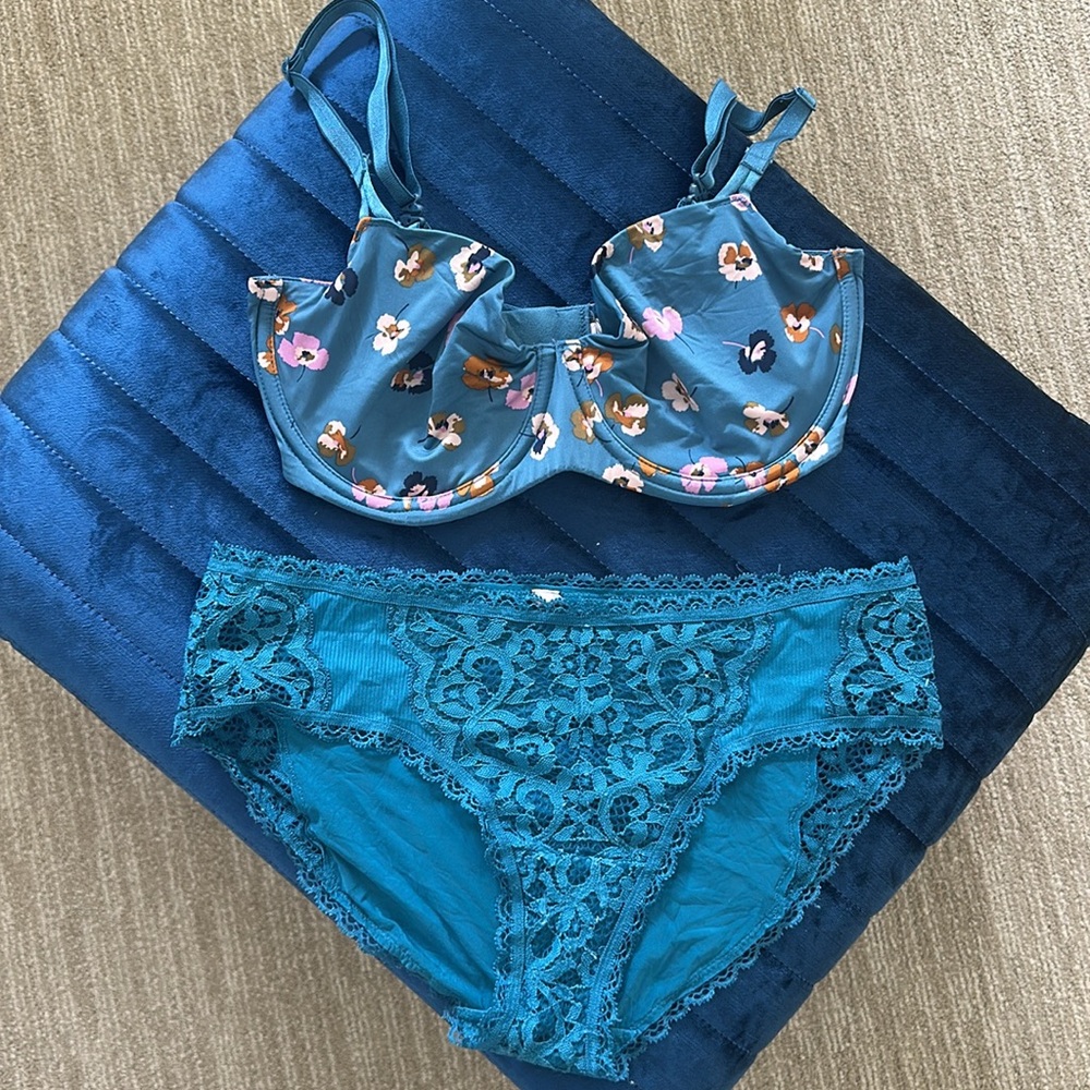 NWOT Victoria’s Secret BLUE FLORAL bra & panty set (size 32DD & S)